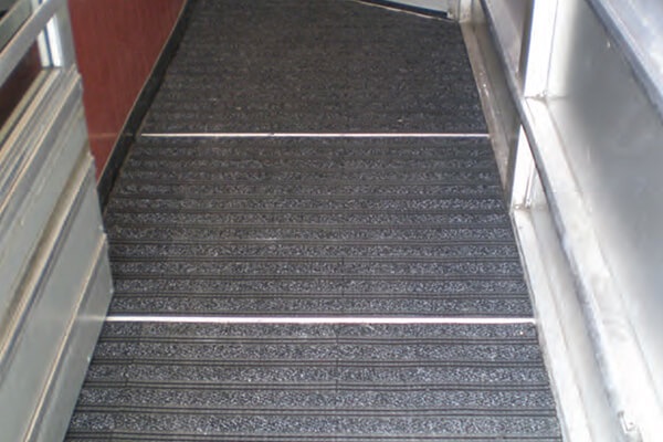 Supermarket ramp safety matting